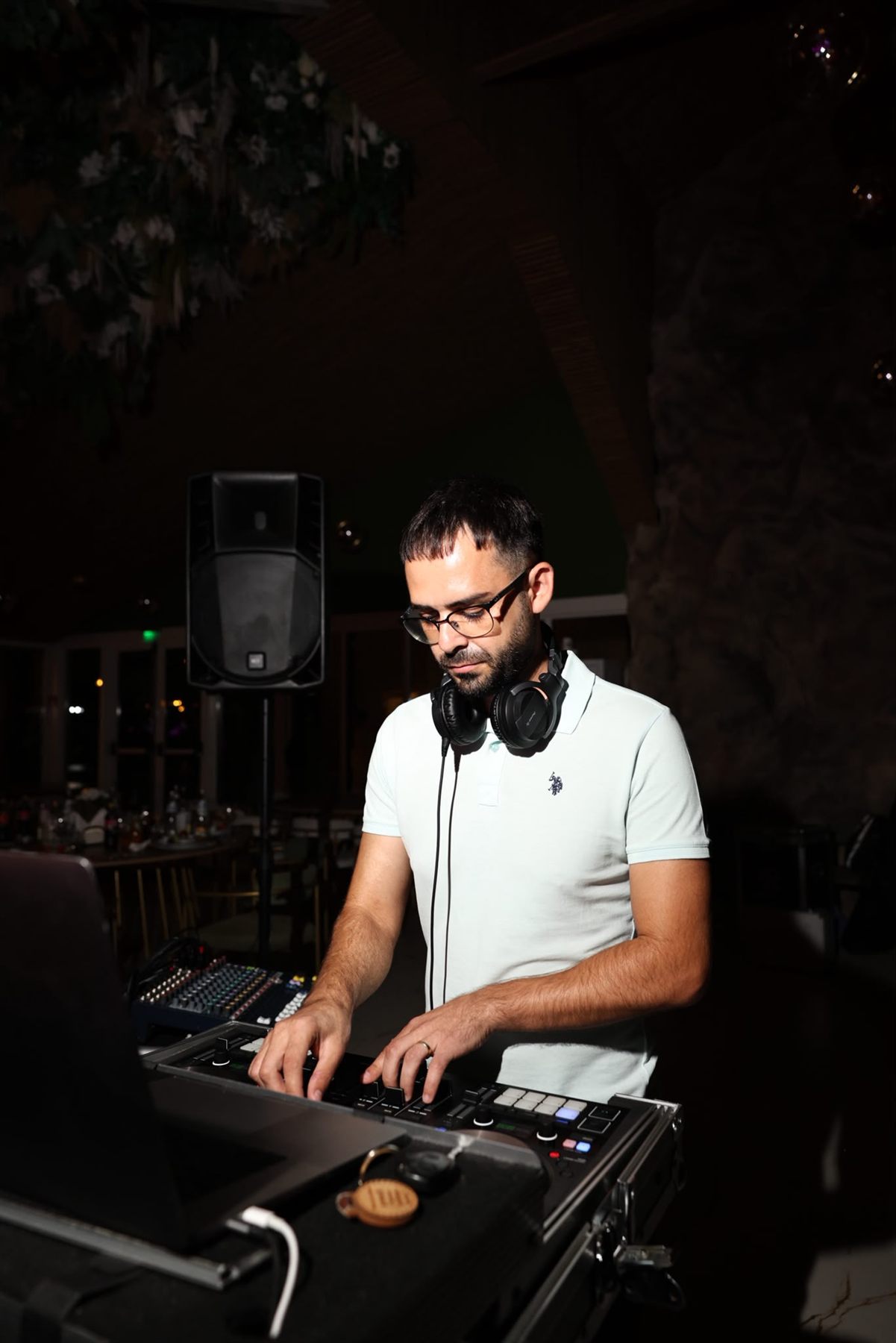 DJ Flavius mixând la pupitru în timpul unui eveniment
