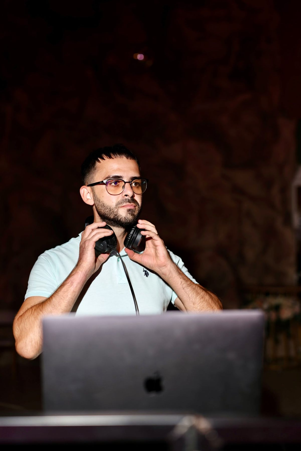 DJ Flavius cu căștile, pregătit de eveniment