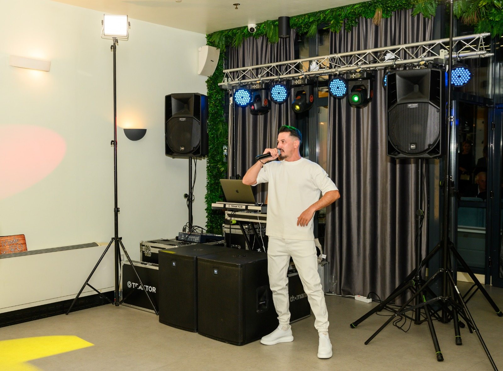 MC Mili cu microfonul, prezentând un eveniment