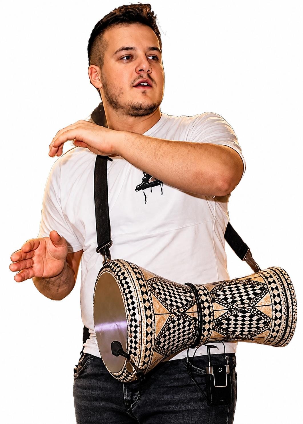 Percuționist cântând la tarabană