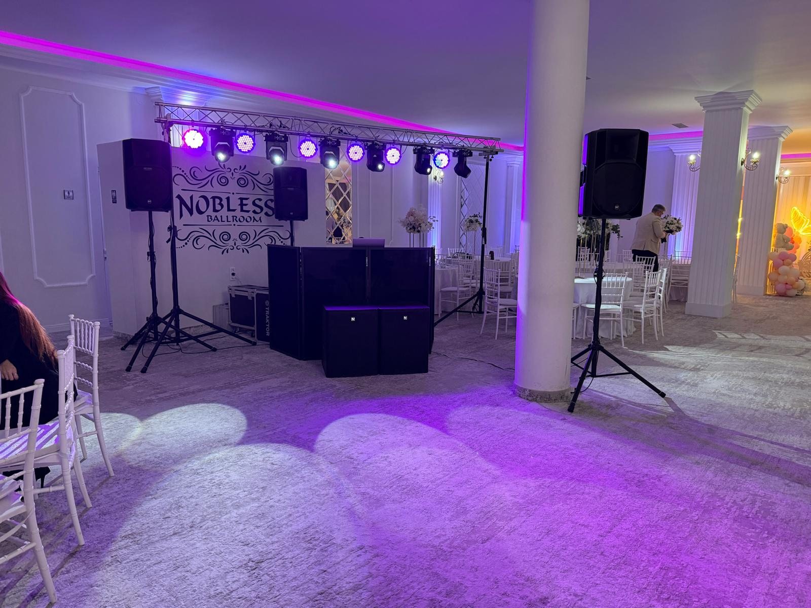 Setup de sunet și lumini într-un ballroom, cu ring luminat în violet