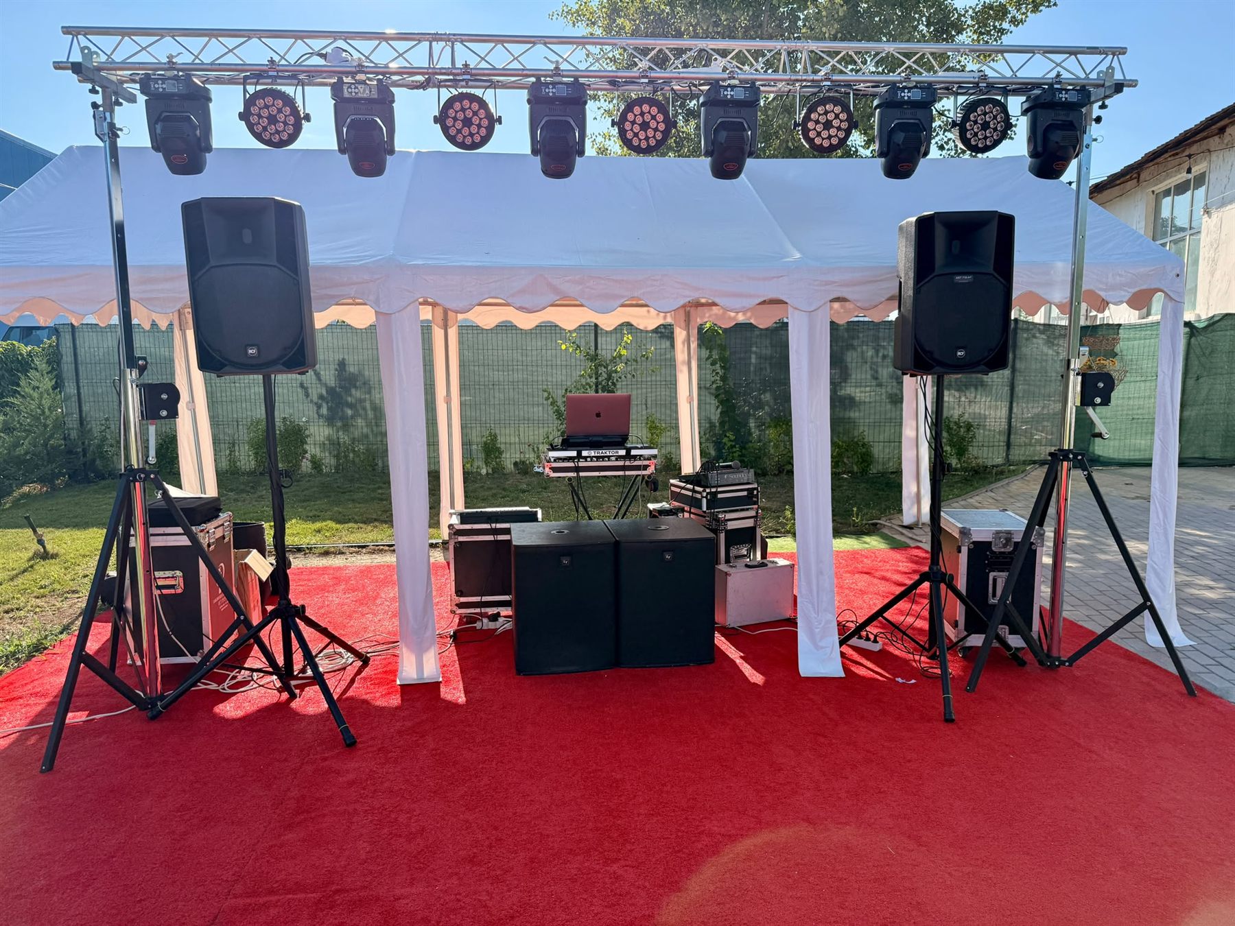 Setup pentru eveniment în aer liber, cu cort și covor roșu
