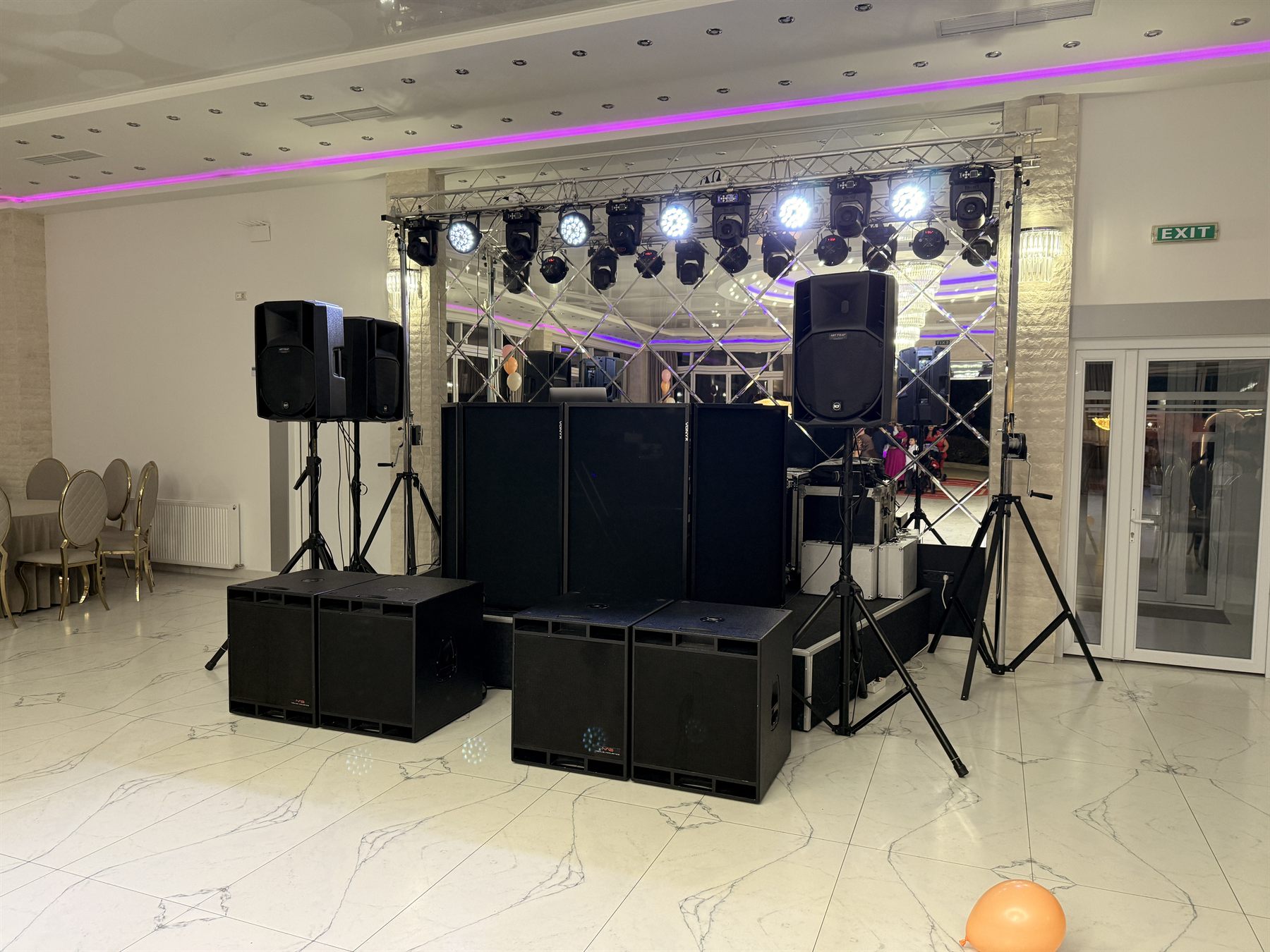 Sistem de sunet și lumini montat într-o sală de evenimente