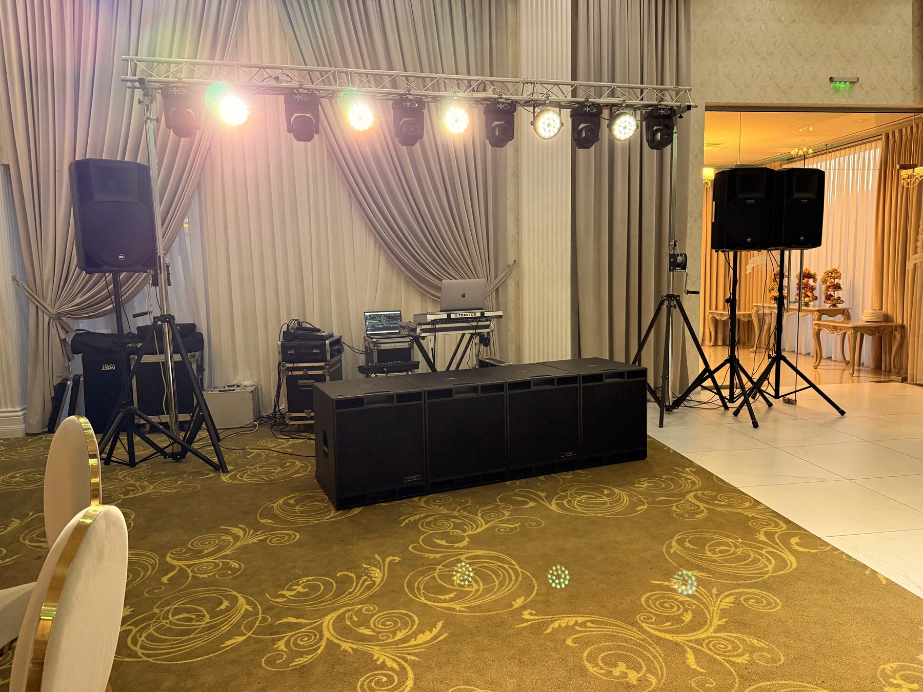 Setup complet de sunet și lumini într-o sală elegantă