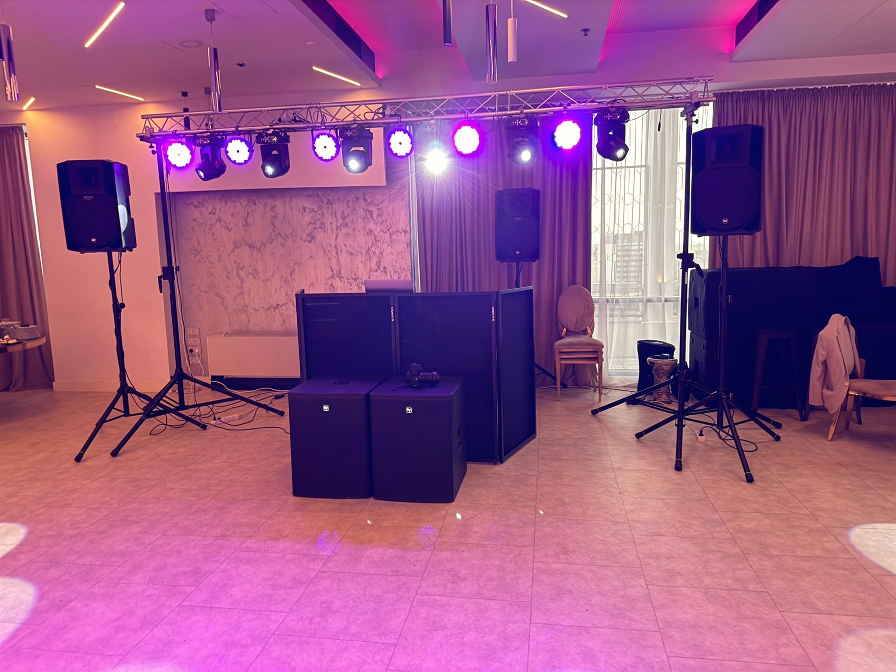 Lumini violet și moving heads pe structura de truss
