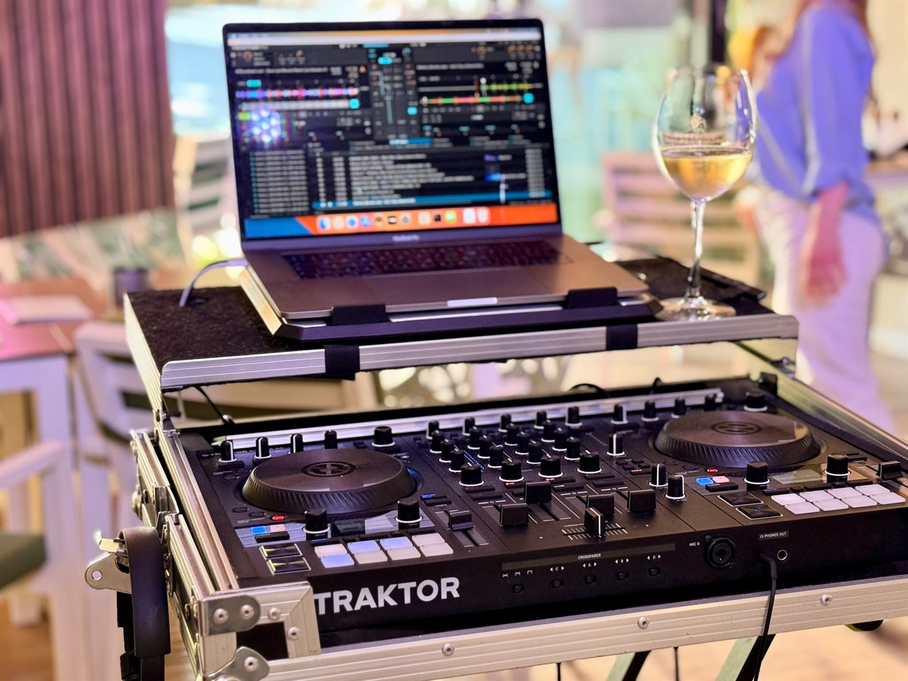 Controller DJ Traktor și laptop pe pupitru